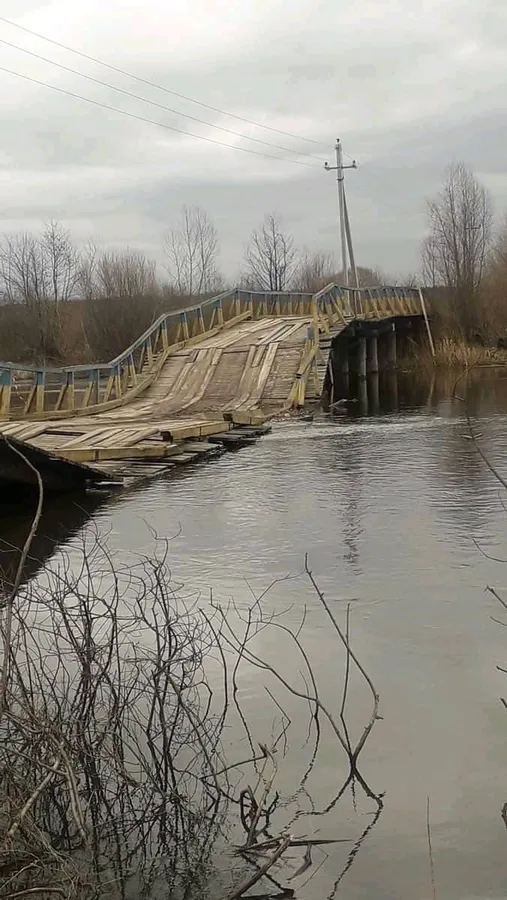 На Рівненщині міст «втомився» і опустився у річку (фото)