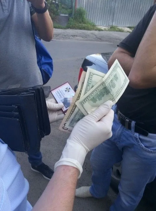 На Волині на хабарі затримали підполковника СБУ (фото)