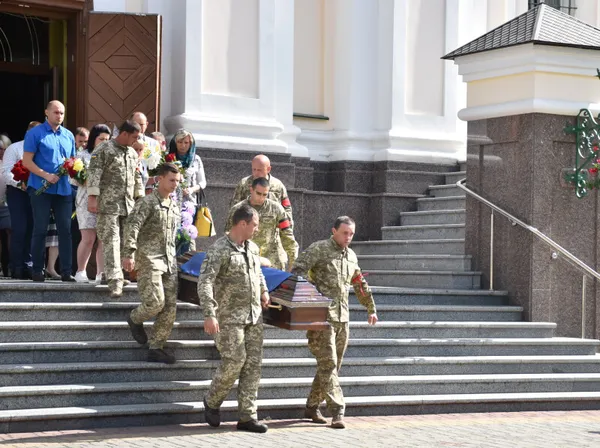 У Луцьку попрощалися з бійцем, який загинув на Сході п’ять років тому (фото)