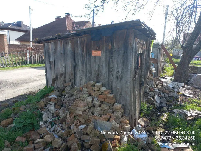 Дерев'яна споруда на вулиці Холмській, 10