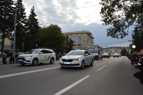 У Луцьку поліцейські на колінах зустріли кортеж із загиблим полковником Олександром Никитюком (фото)