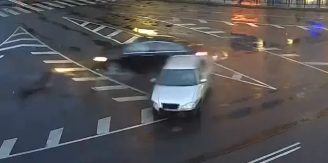 Відкинуло і розвернуло: у центрі Луцька Audi протаранила Cherry (відео)