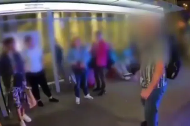 У Варшаві фанат путіна накинувся на рятувальників (відео)