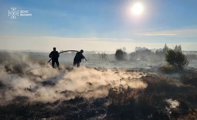 Шість пожеж за добу: на Волині другий день гасять торфовище (фото)