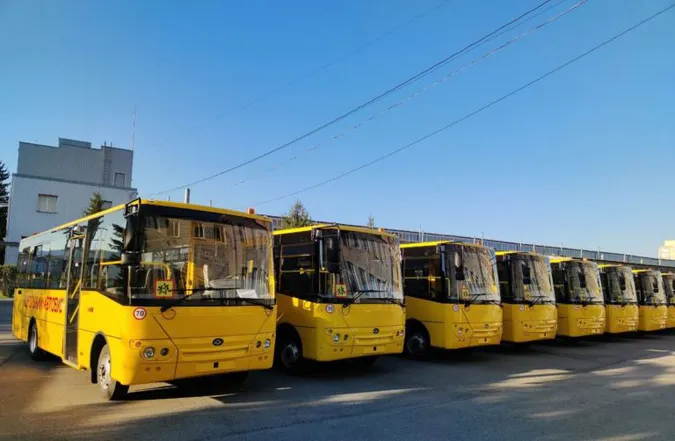 Рівненські учні їздитимуть до школи новими автобусами (фото)