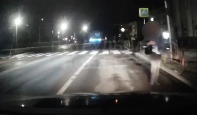 Автівки – не перешкода: у Луцьку пʼяний чоловік переплутав дорогу з тротуаром (відео)