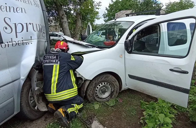 У Володимирі визволяли жінку з розтрощеного авто (фото)