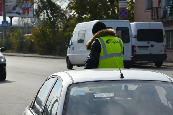 На парковці зараз працює троє контролерів