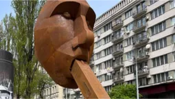 «Zaстрелись»: у центрі Києва з'явилася інсталяція-послання путіну (відео)