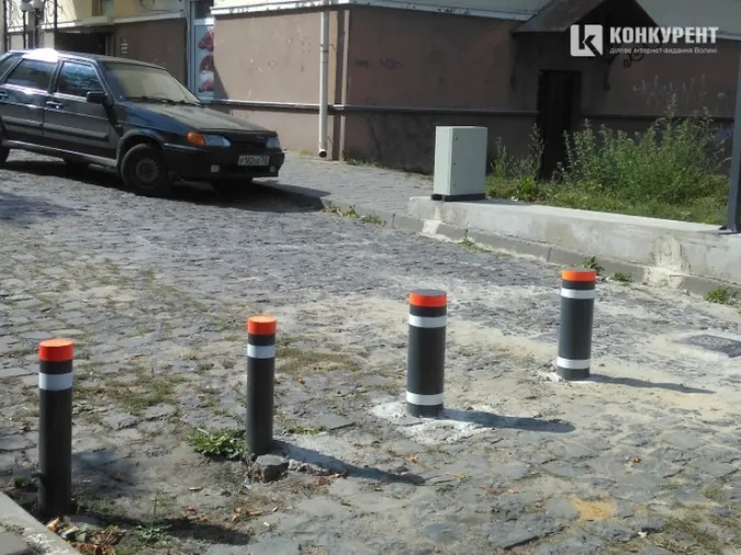 У Луцькраді розповіли, що робитимуть з болардами у Старому місті
