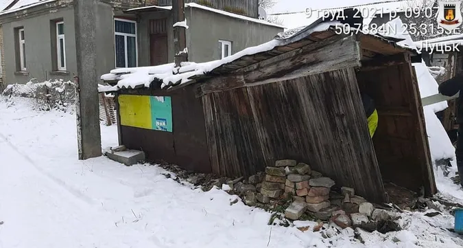 Луцькі муніципали порозвалювали сараї у Старому місті (фото, відео)