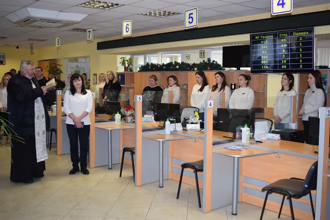 У луцькому ЦНАПі освятили працівників від бід та лихоліть (фото)