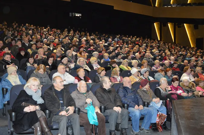 Луцькі пенсіонери безкоштовно дивилися у «Промені» виставу студії-театру «ГаРмИдЕр»