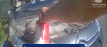 У Ковелі поліція допомогла загасити авто, з якого йшов дим (відео)