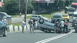 Влаштували перегони: у Луцьку на мосту перекинувся легковик (відео)