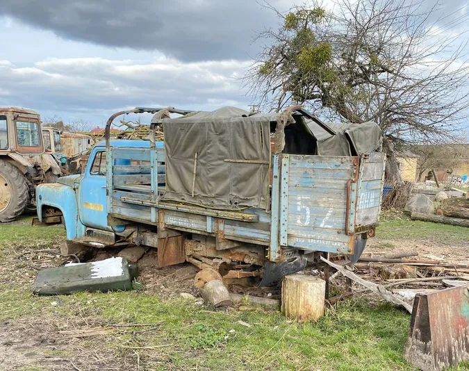На Волині міськрада хоче продати на Prozorro ГАЗ без вікон і коліс (фото)