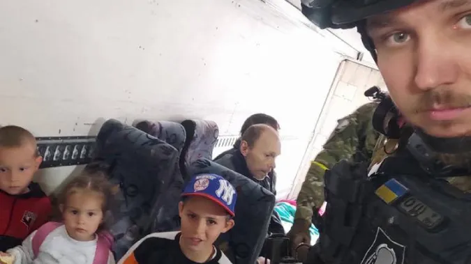 Евакуаційне авто з дітьми потрапило під обстріл росіян (відео)