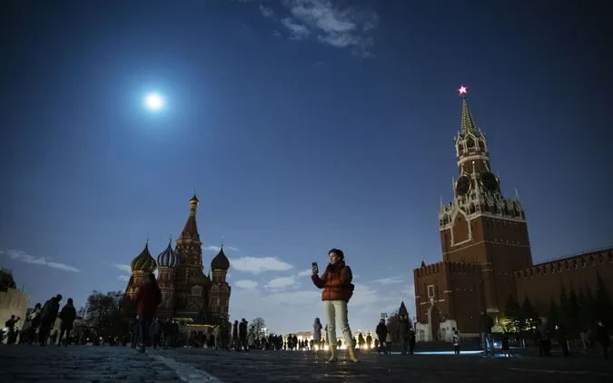 Низка країн закликали своїх громадян негайно залишити росію