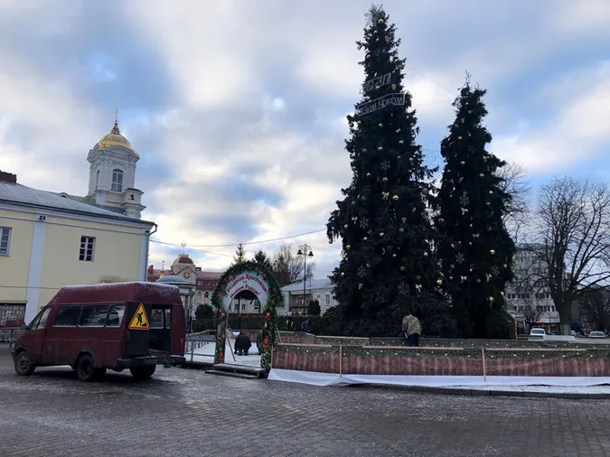 Час «після свят» настав: у Луцьку з центральних ялинок знімають прикраси (фото)