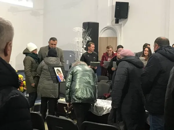 Попрощалися з лучанкою, яку біля «Там Таму» збив неповнолітній водій (фото)