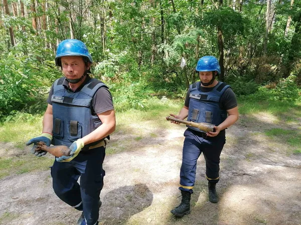 Заміновані навіть цвинтарі: луцькі піротехніки про роботу на Чернігівщині (фото, відео)