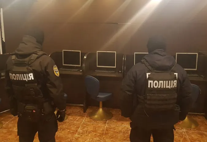 Майже 70 одиниць техніки: в Луцьку накрили підпільний гральний заклад (фото)