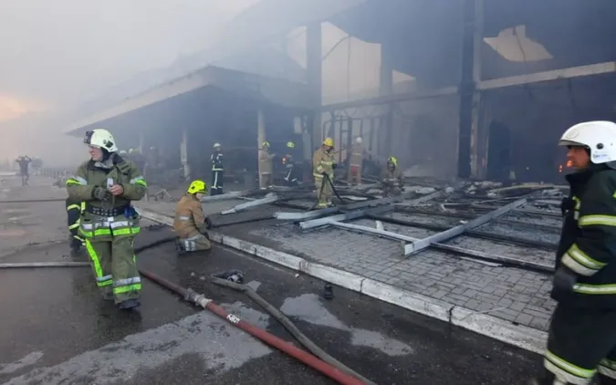 «Там справжнє пекло»: що відомо про ракетний обстріл ТЦ у Кременчуці (фото, відео)