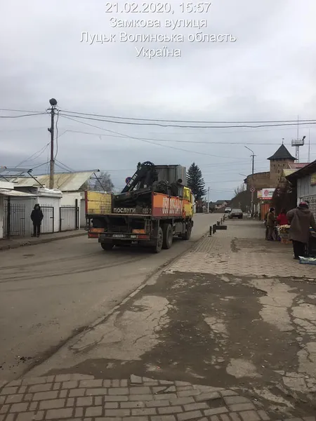 Нові фото зі Старого ринку: муніципали безплатно допомагають підприємцям переїжджати