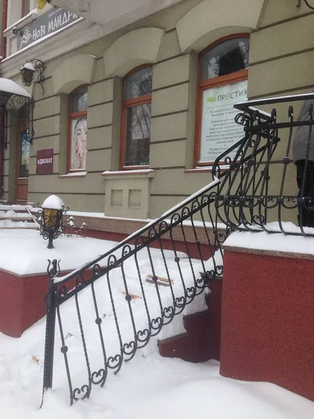 «Кому треба, той долізе»: як луцькі підприємці «чистяться» від снігу (фото)