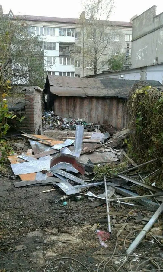 Муніципали продовжують зносити незаконні гаражі в Луцьку (фото)