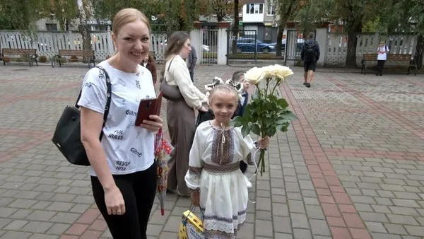 «Я її майже не бачу»: військовий у Луцьку повів доньку до першого класу (фото, відео)
