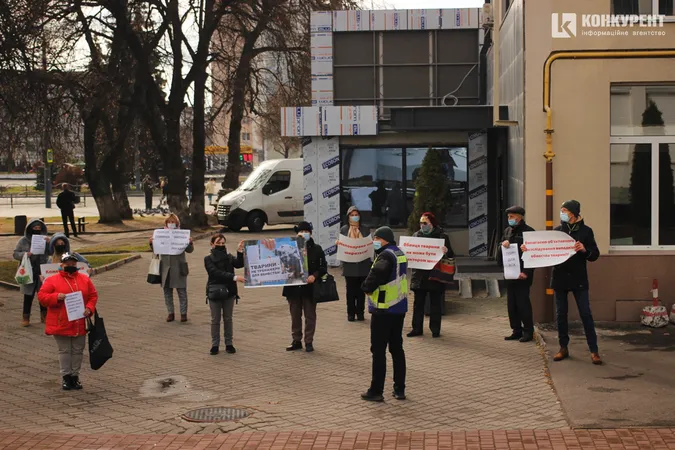 Луцькі зоозахисники пікетували управління поліції: що вимагали (фото)