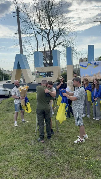 У Луцьку зустріли звільненого з полону бійця (фото)