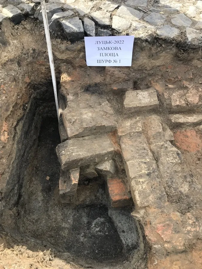 Залишки мурування на фоні Луцького замку