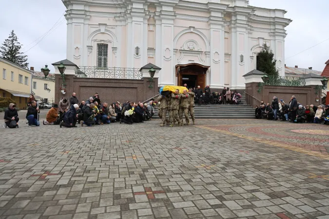 У Луцьку в останню дорогу провели захисника Сергія Ткача