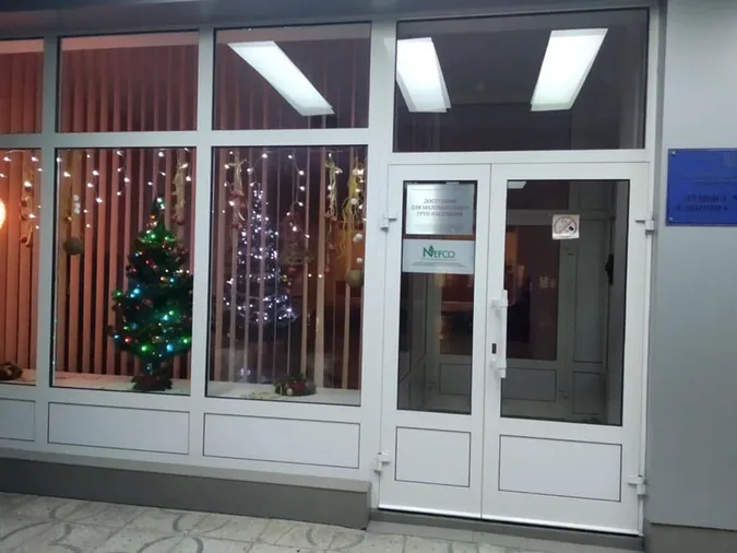Ялинки та вогники: палати луцької лікарні святково прикрасили для пацієнтів (фото)