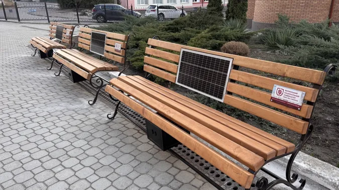 Біля ВНУ імені Лесі Українки встановили лавочки із сонячними панелями