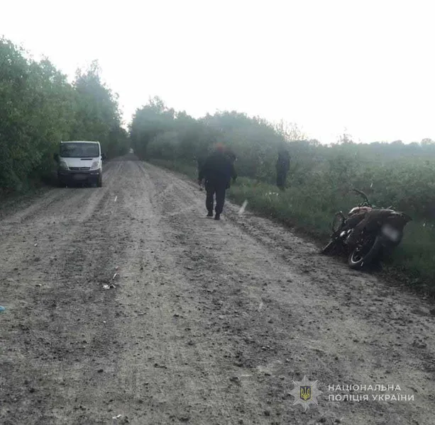 На Волині мотоцикліст злетів з дороги: чоловік отримав важкі травми (фото)