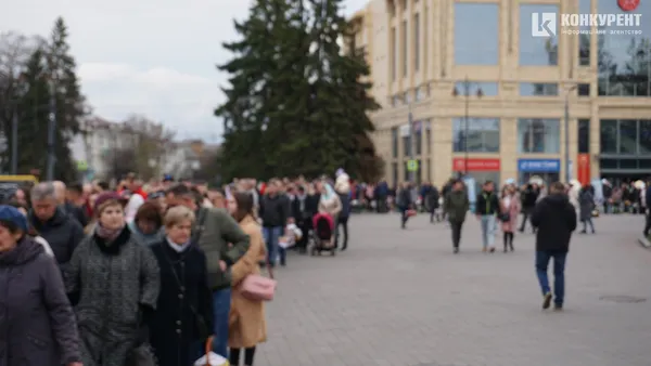 Війна і Воскресіння: у Луцьку святять паски у суботу і без свічок (фото)