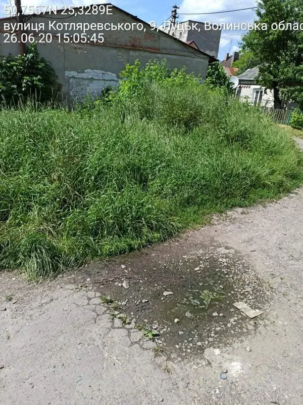 Муніципали виявили лучан, що зливають відходи біля власного будинку (фото)