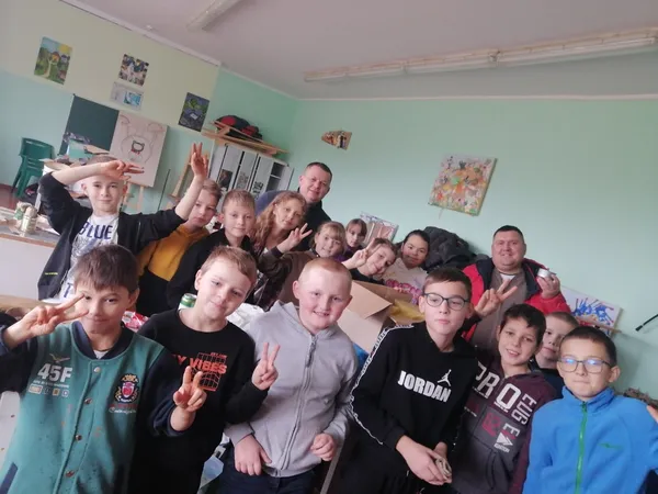 У Баєві школярі на уроках трудового навчання виготовляють окопні свічки (фото)