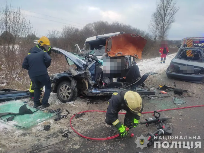 Легковик розірвало навпіл: на Волині у страшній ДТП загинули чоловік і жінка (фото)