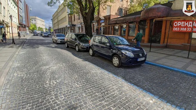 У центрі Луцька парковка знову стала платною (фото)
