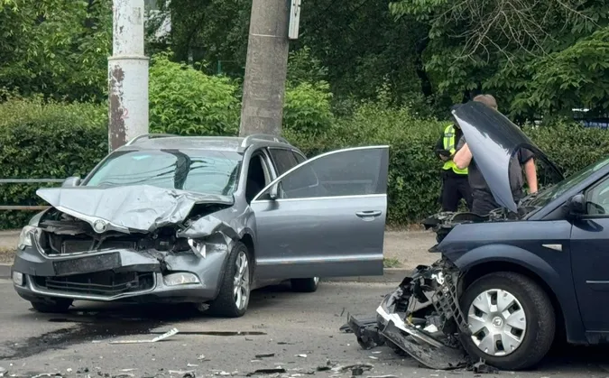 У Луцьку водій, втікаючи від поліції, розчовп два авто (відео)