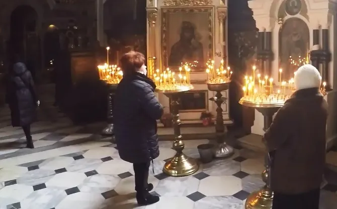 Чи можна жінкам і дівчатам заходити до церкви у штанах