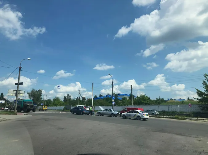 У Луцьку біля польського консульства не розминулися авто (фото)