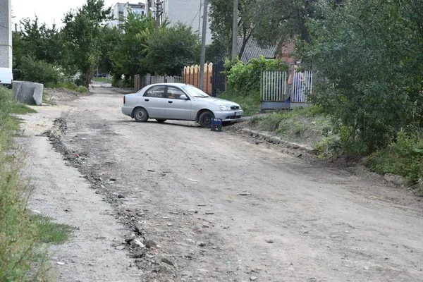 Як у Луцьку ремонтують дороги та прибудинкові території (фото)