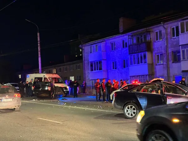 У Луцьку Audi в’їхав у службове авто поліції: машина перекинулася на дах (фото)