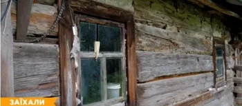 У ній досі печуть паску: на Волині стоїть унікальна 300-літня хата під соломою (відео)