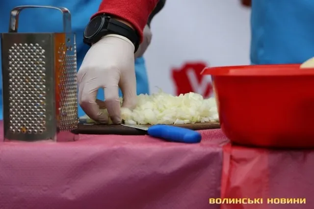 На луцькому «Фестивалі національної кухні» смакували борщ та вареники (фото)